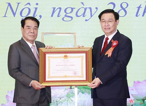 Chủ tịch Quốc hội Vương Đình Huệ trao Huân chương Lao động hạng Nhì tặng Ban Dân nguyện